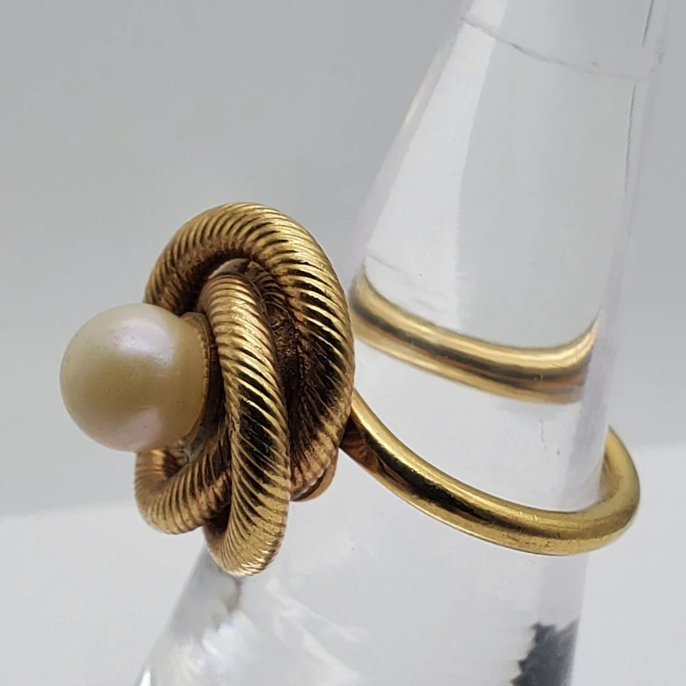 Sarah Coventry Ring Gold Tone Faux Pearl Rope Lovers Knot Cocktail Twist Size 6